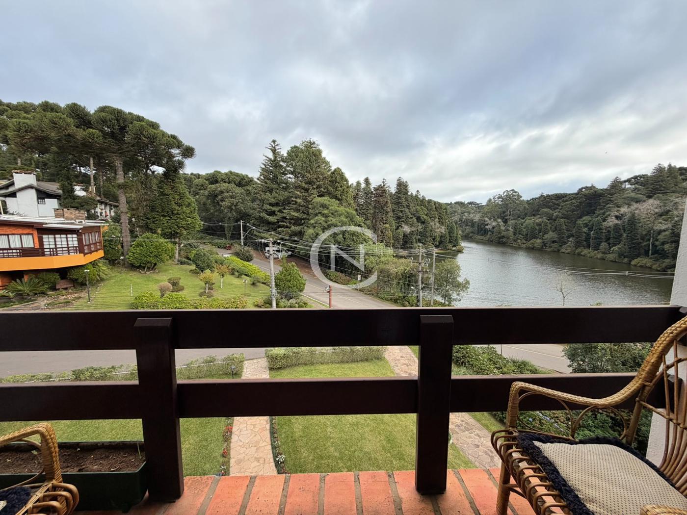 APARTAMENTO NO LAGO NEGRO EM GRAMADO VISTA LAGO | Loteamento Lago Negro | Gramado