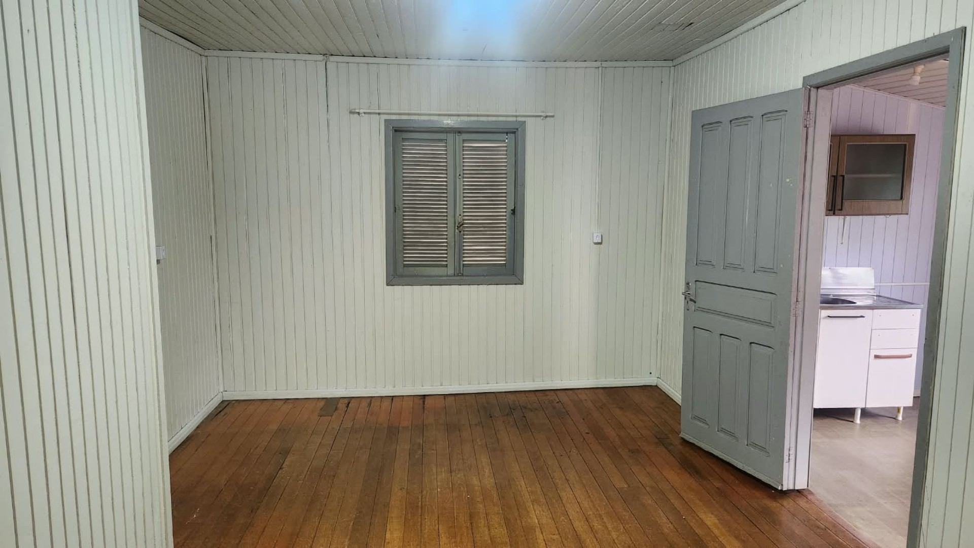 Casa para alugar com 2 dormitórios, 1 banheiro e 1 vaga de garagem no bairro Jardim Itália