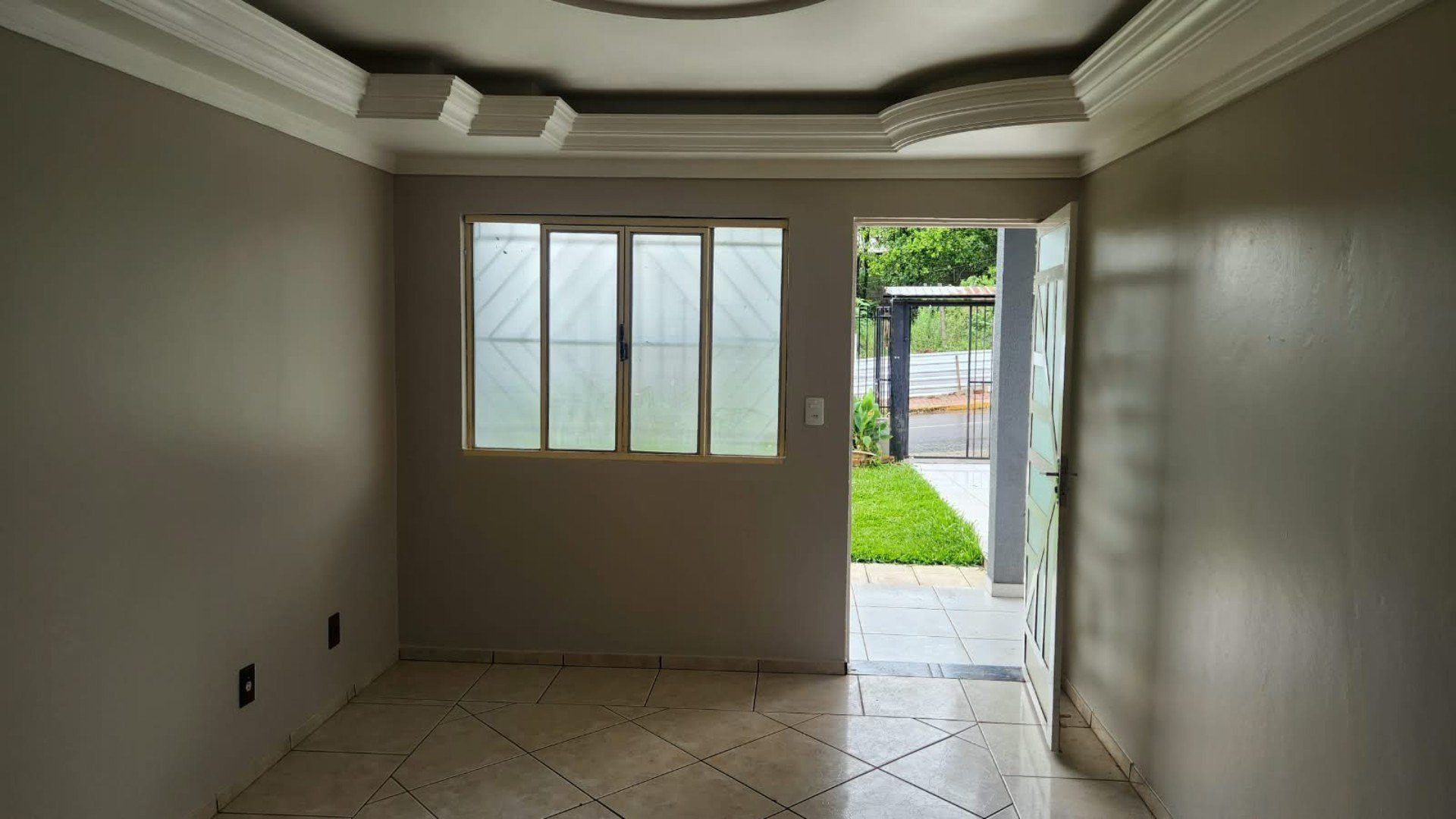 Casa para alugar com 3 dormitórios, 3 banheiros, 1 vaga de garagem e 90m² de área privativa no bairro Vila Real